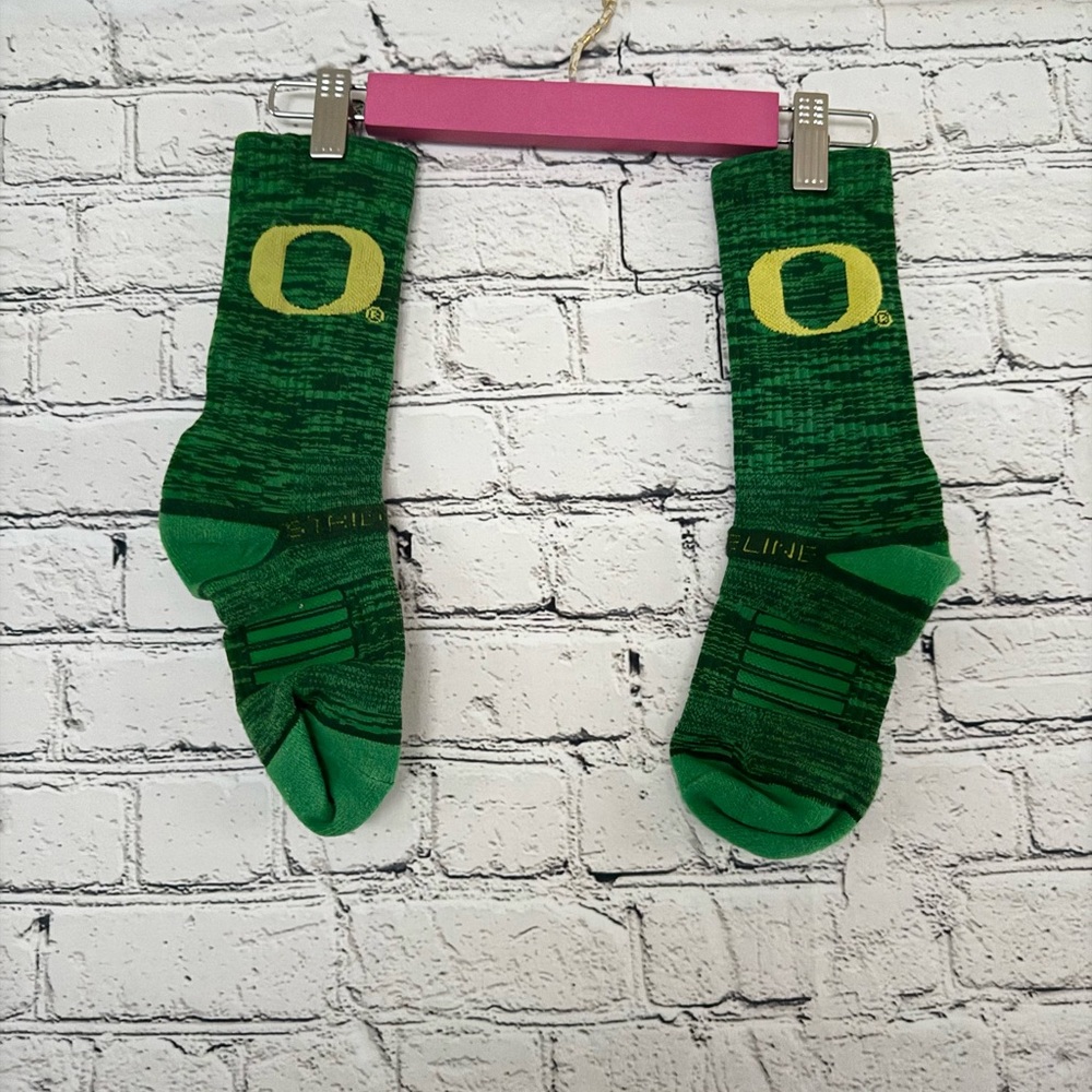 STRIDELINE. OREGON DUCKS graphic socks.